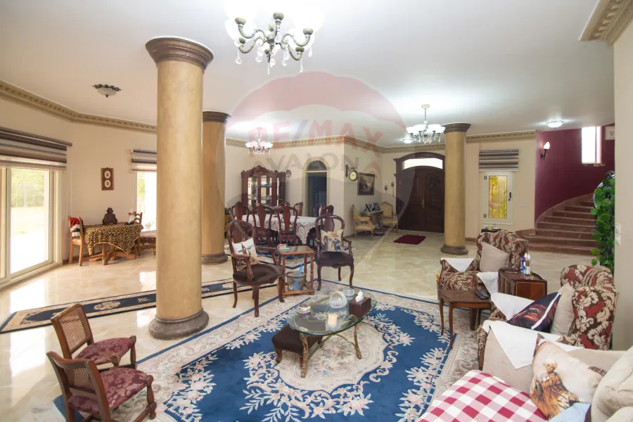 فيلا للبيع (بجوار البنوك السياحية - الكيلو 42) 3050 م
