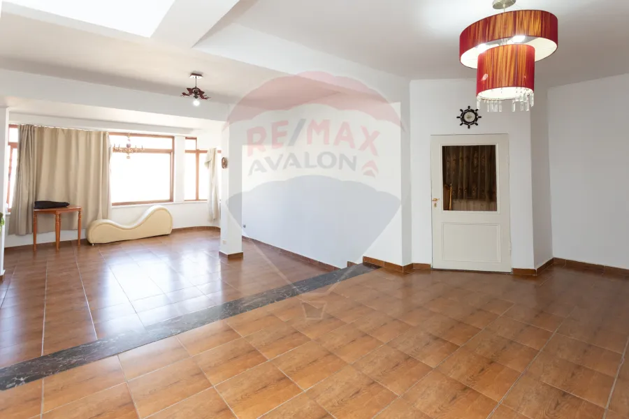 Administrative headquarters for rent 200 m Raml Station (near the sea)