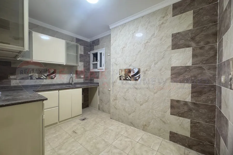 Apartment for rent 175 m Al-Ibrahimia (directly on the sea- brand building)