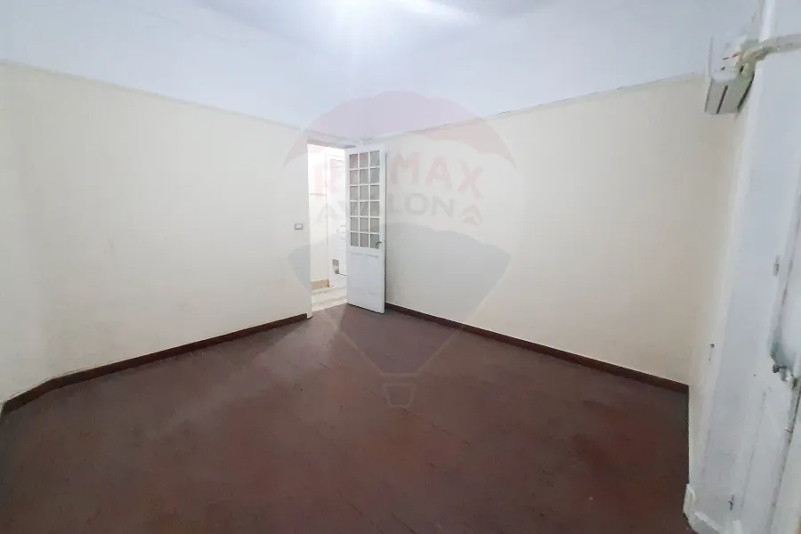 شقة إداري للإيجار 250 م الازاريطة (علي الترام مباشرة) - تصلح سكني أو إداري