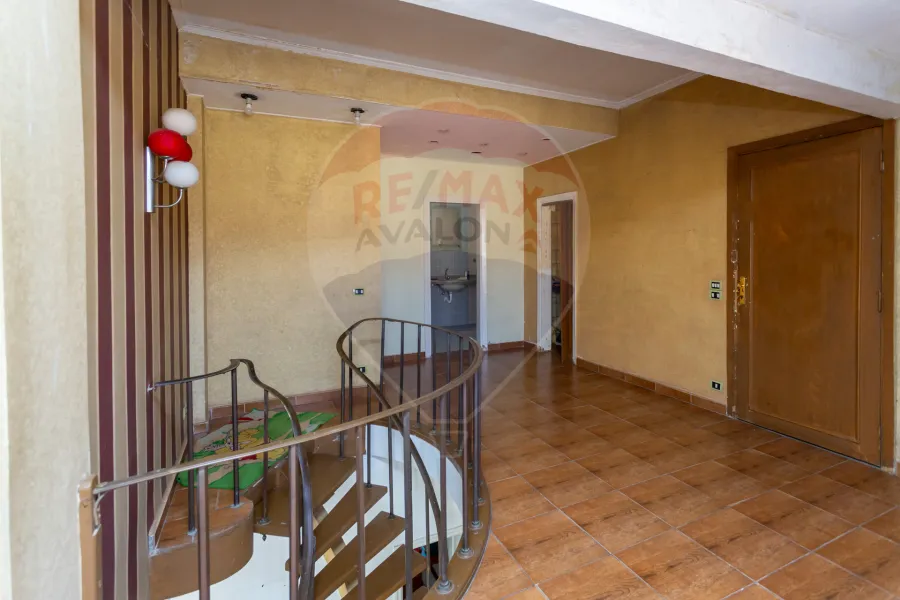 Administrative headquarters for rent 200 m Raml Station (near the sea)
