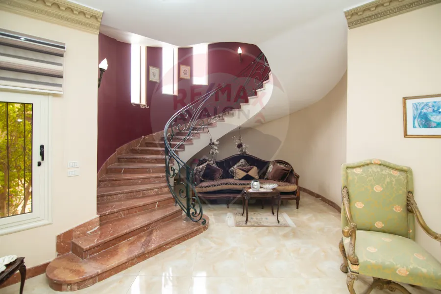 فيلا للبيع (بجوار البنوك السياحية - الكيلو 42) 3050 م