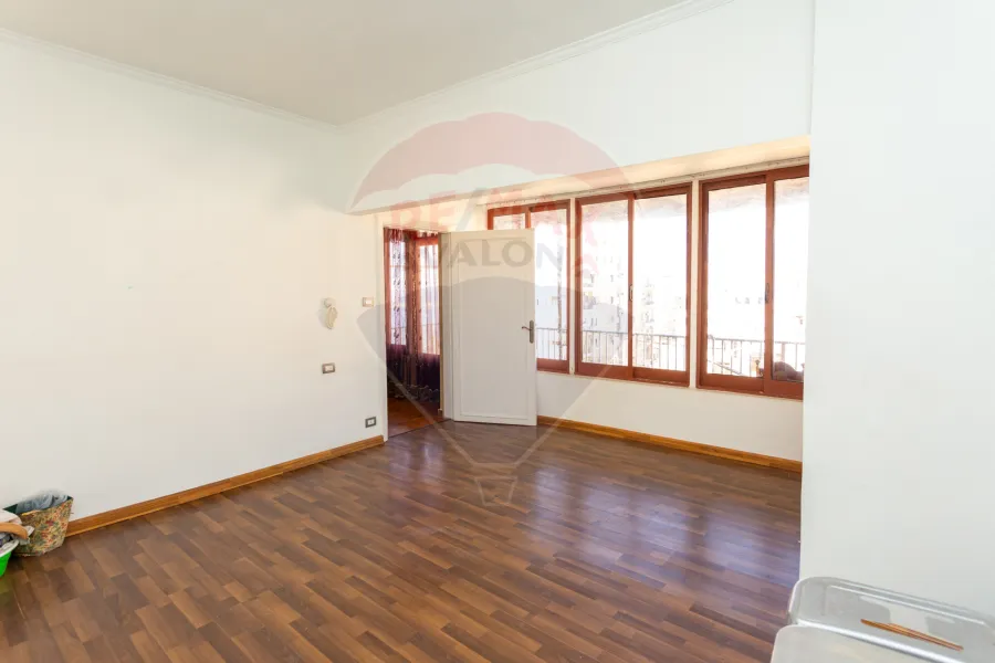 Administrative headquarters for rent 200 m Raml Station (near the sea)