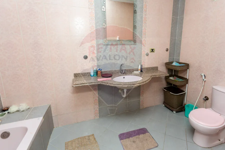 Administrative headquarters for rent 200 m Raml Station (near the sea)