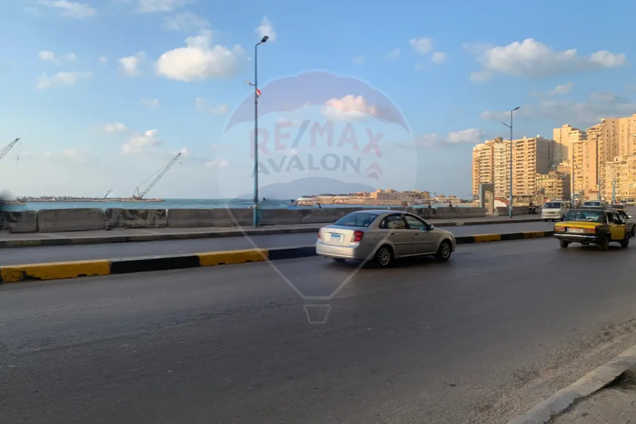 محل تجاري للبيع 60 م سيدي بشر ( بحر مباشر )