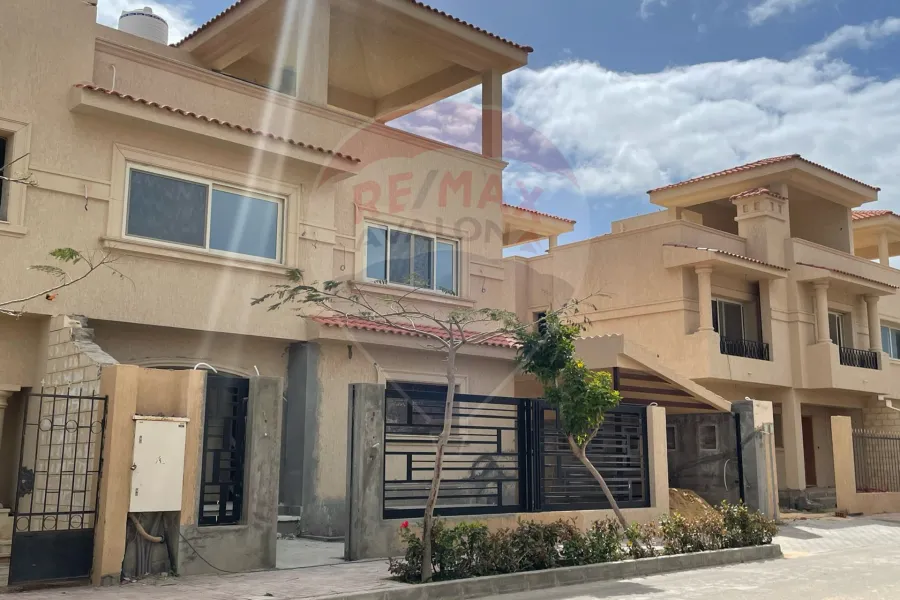 Town house villa for rent 198 m King Mariout (Alex West compound)
