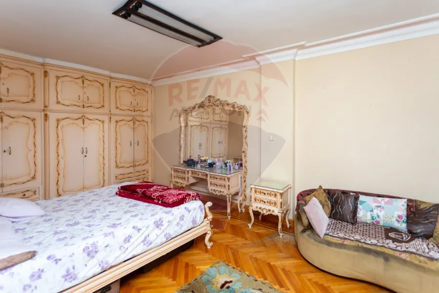 Apartment for sale 225 m Mostafa Kamel (Ibrahim Sherif St. - In front of Kiroseiz Mall)