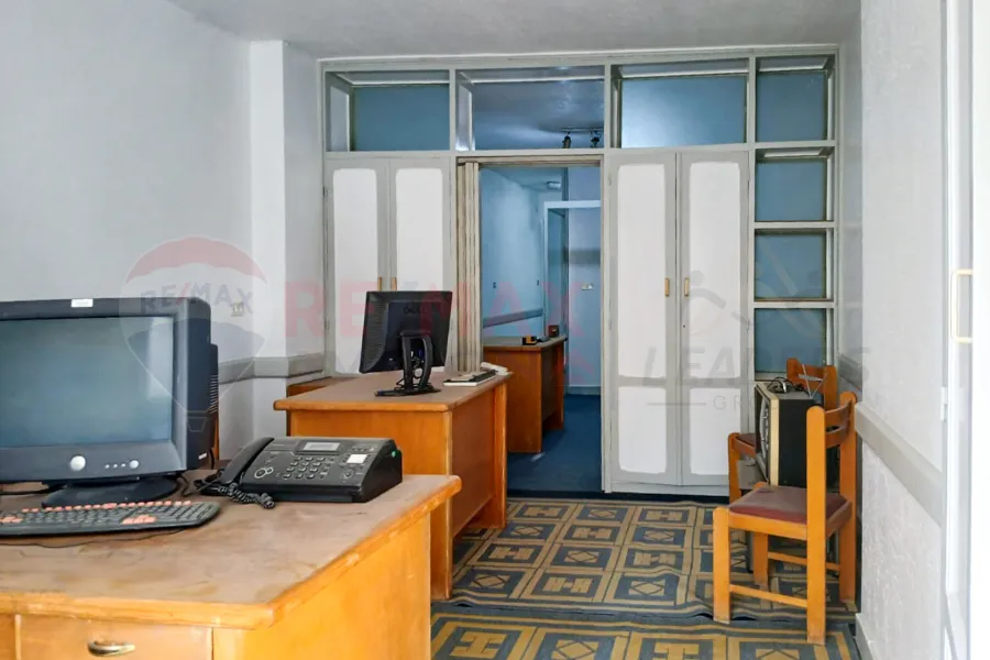 Administrative headquarters for sale 75 m Sporting (directly on the tram)