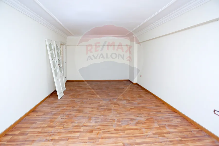 Apartment for rent 280 m gleem (Steps from the sea)