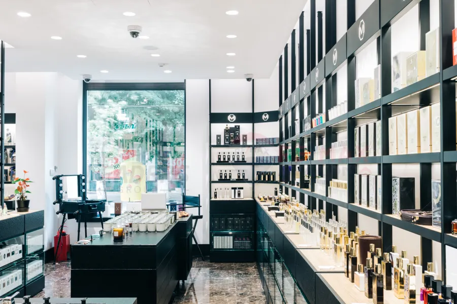 Commercial shop for rent 25 m Miami (first block from Iskandar St)