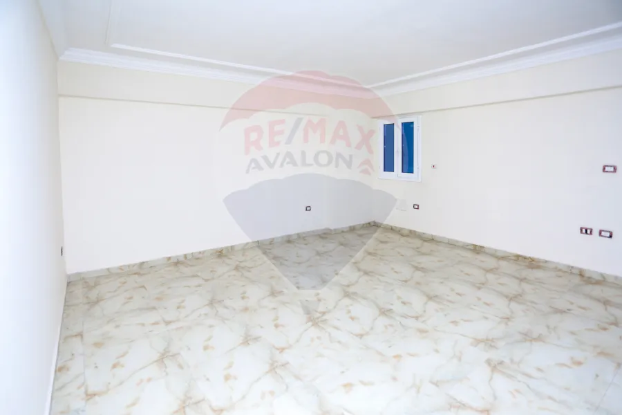 Apartment for rent 280 m gleem (Steps from the sea)
