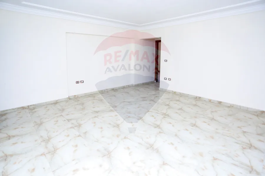 Apartment for rent 280 m gleem (Steps from the sea)