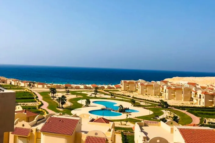 شاليه أرضي + جاردن للبيع (كورال هيلز) رأس الحكمة 170 م شاليه + 120 م جاردن