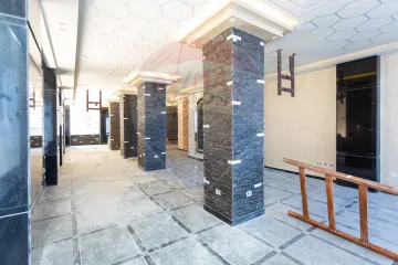 Shop for rent 365 m Sporting (directly on the sea)