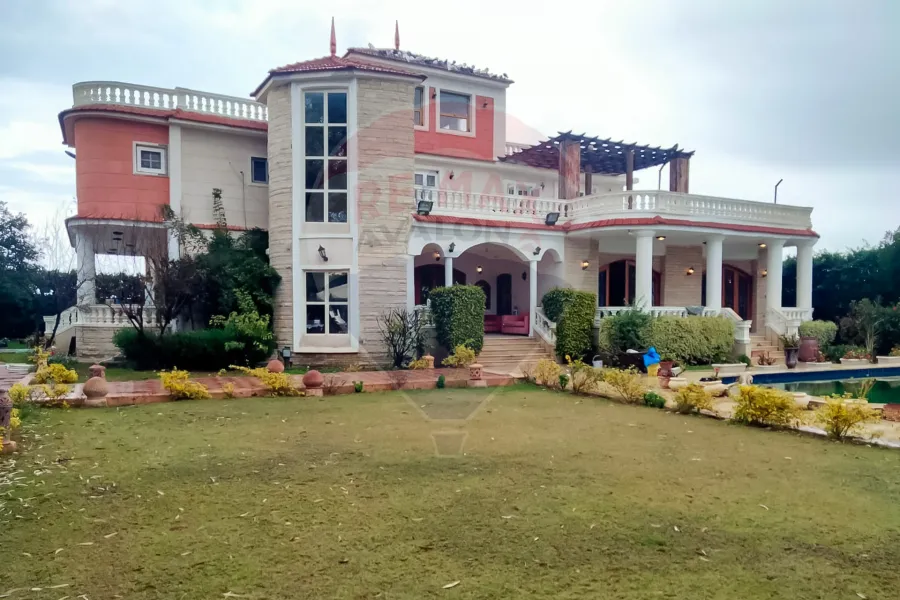 Villa for sale 1,250 m King Mariout (Main Pharco Street - near the American School and in front of the Hilton Hotel)
