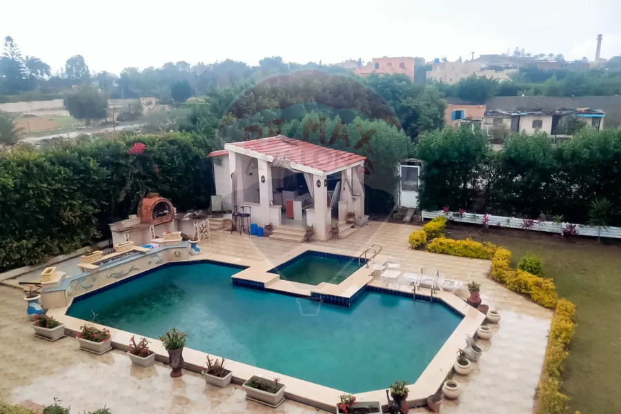 Villa for sale 1,250 m King Mariout (Main Pharco Street - near the American School and in front of the Hilton Hotel)