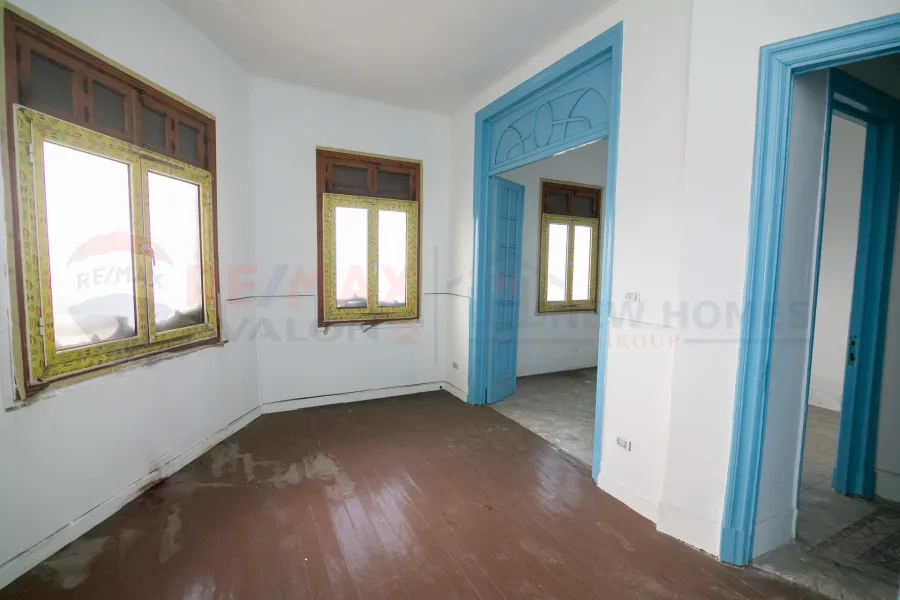 ميزان ارضي مرتفع للبيع 150 م سبورتنج (علي البحر مباشرة)