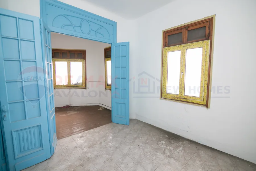 ميزان ارضي مرتفع للبيع 150 م سبورتنج (علي البحر مباشرة)