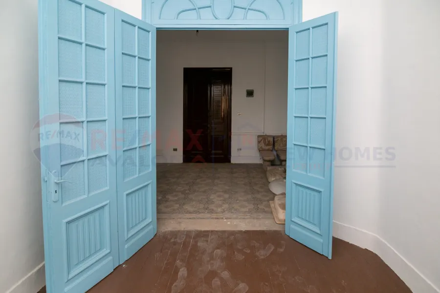 ميزان ارضي مرتفع للبيع 150 م سبورتنج (علي البحر مباشرة)