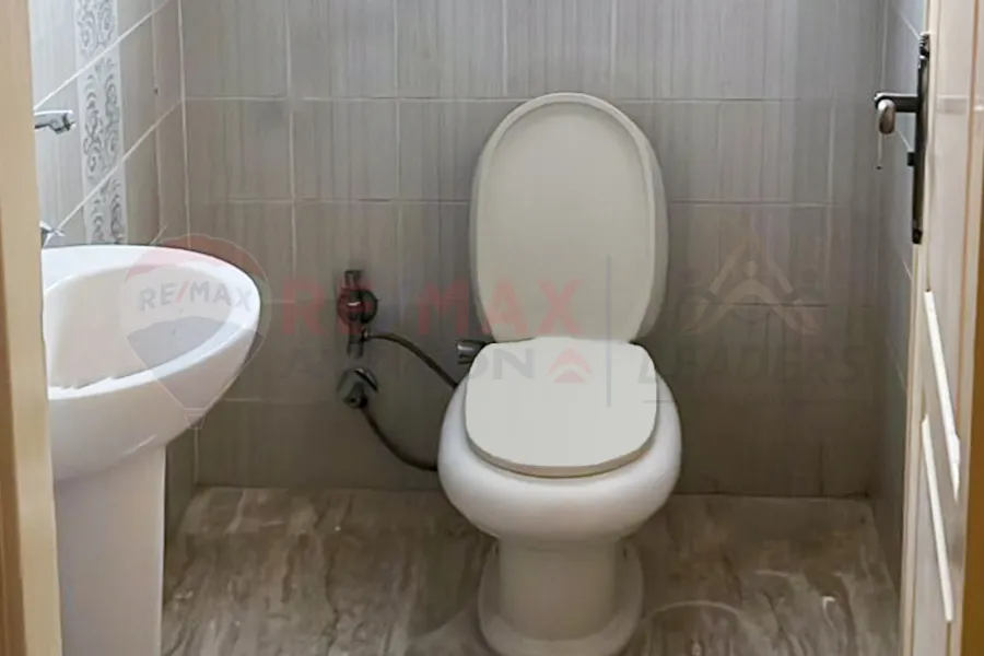 شقه للايجار 250 م كفر عبده (ش سكينة بنت الحسين)