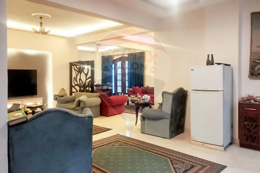 Villa for sale 1,250 m King Mariout (Main Pharco Street - near the American School and in front of the Hilton Hotel)