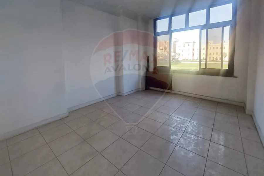 Adminstrative unit for rent 200m Louran (Al aqbal main st- steps from abu qer st)