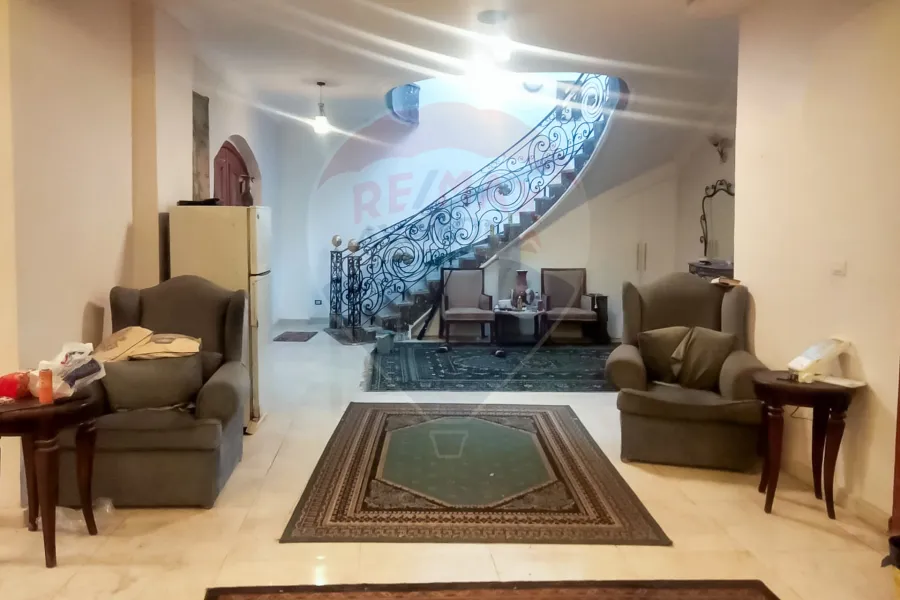 Villa for sale 1,250 m King Mariout (Main Pharco Street - near the American School and in front of the Hilton Hotel)
