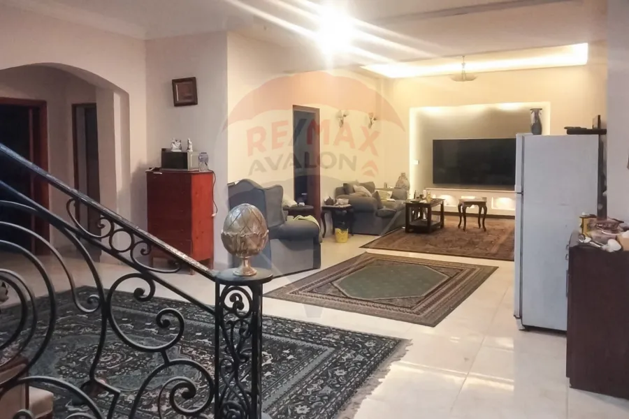 Villa for sale 1,250 m King Mariout (Main Pharco Street - near the American School and in front of the Hilton Hotel)