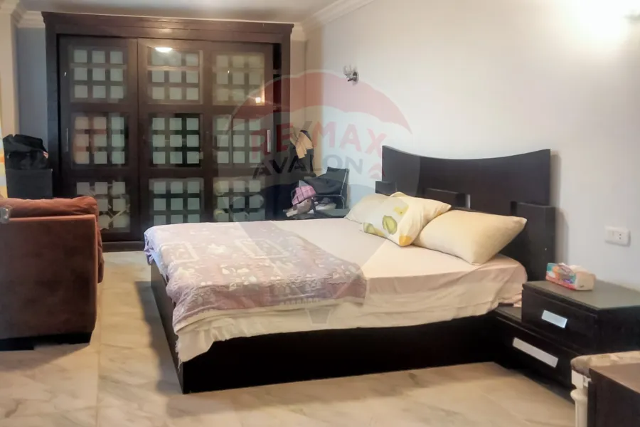 Villa for sale 1,250 m King Mariout (Main Pharco Street - near the American School and in front of the Hilton Hotel)