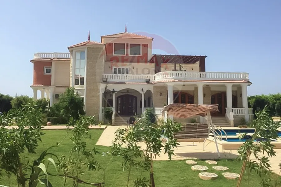 Villa for sale 1,250 m King Mariout (Main Pharco Street - near the American School and in front of the Hilton Hotel)