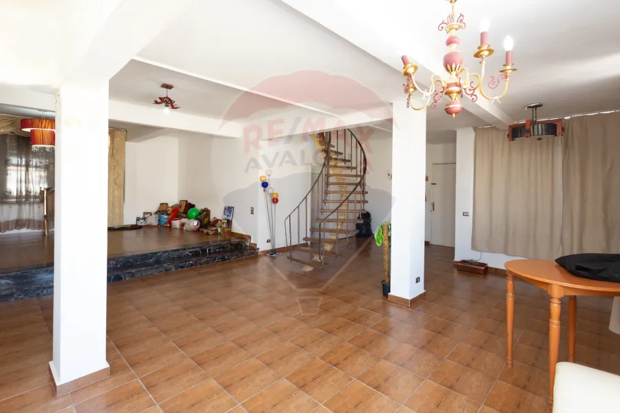 Administrative headquarters for rent 200 m Raml Station (near the sea)