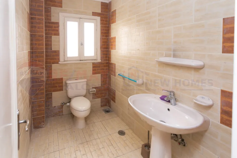 شقة للبيع 300 م محطة الرمل (علي البحر مباشرة)