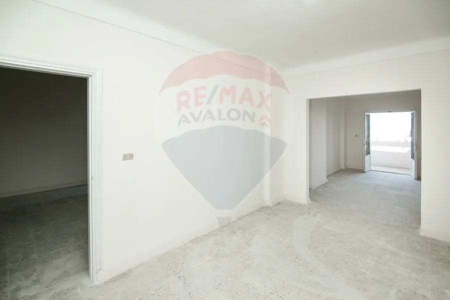 شقة للبيع 120 م لوران  (على البحر مباشرة)