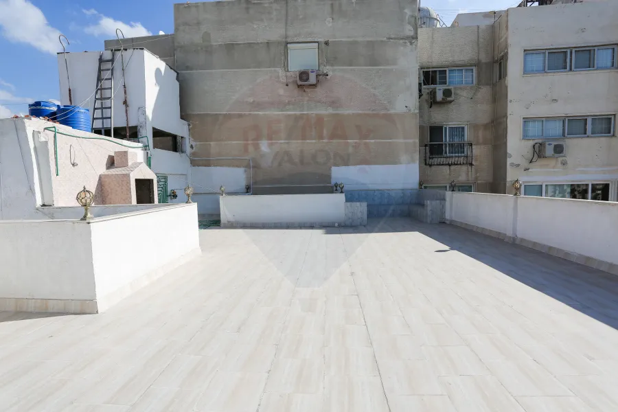 شقة للبيع 140 م + روف خاص  لوران (ش الإقبال)