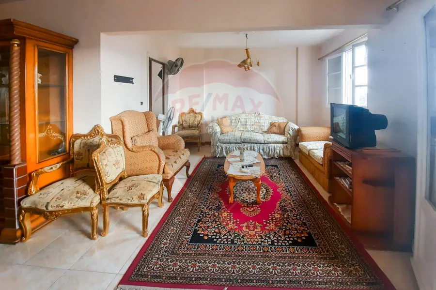 شقة للايجار 105 م رشدي (علي الترام مباشرة - خطوات من ش سوريا)