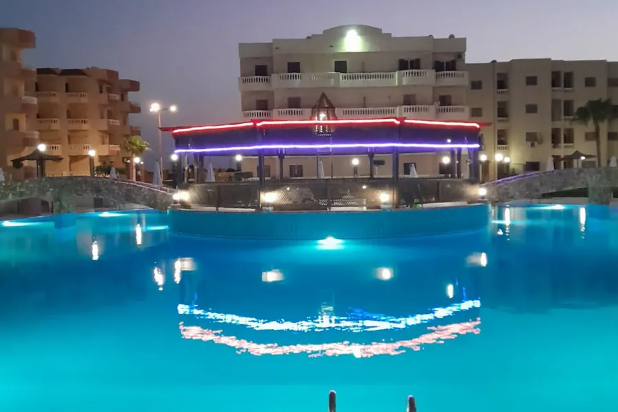 شاليه للبيع (مارسيليا ريزورت - الكيلو 70) 82 م