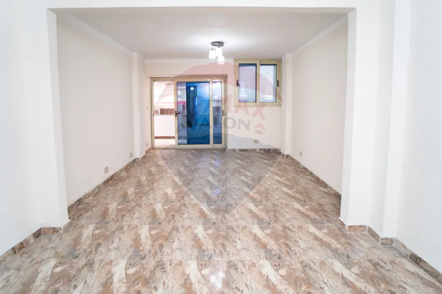 شقة للبيع 120 م صافى كامب شيزار (ثانى نمرة من البحر- فيو بحر مباشر)