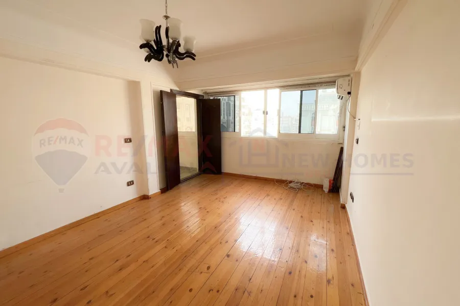 شقة للبيع 165 م رشدي (علي الترام مباشرة)