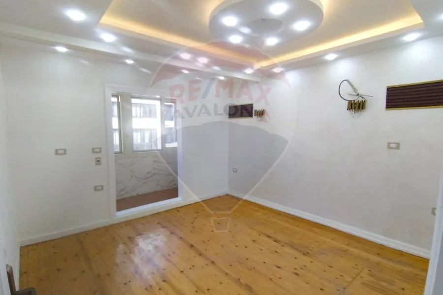 شقة للايجار 220 م لوران (ش عبد السلام عارف علي الترام )