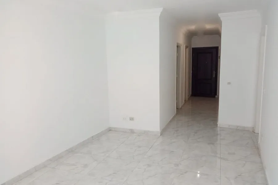 شقة للبيع 80م سيدي جابر الشيخ (علي الترام مباشرة) تصلح عيادة