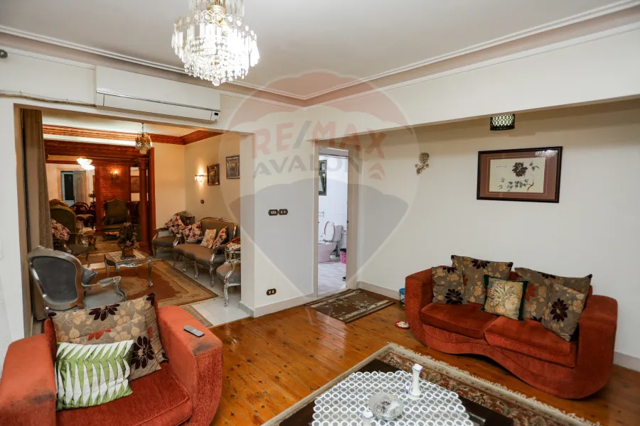 شقة للبيع 200 م سيدي بشر  (ش جمال عبد الناصر)