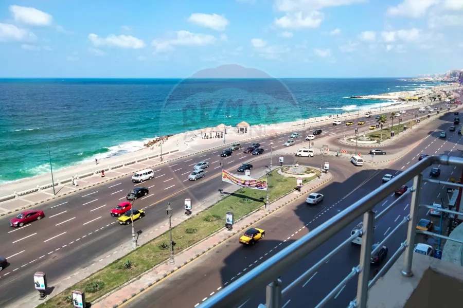 شقه للايجار145 م كامب شيزار (علي البحر مباشرة)