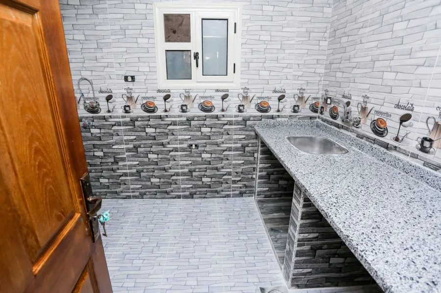 شقة مسجلة شهر عقاري للبيع 135م - جليم (ش ابو قير مباشرة)