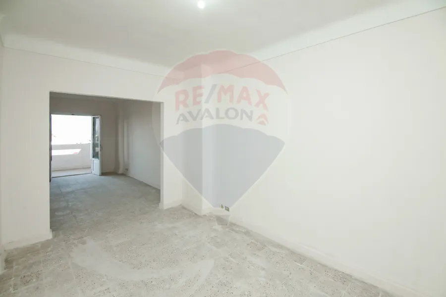 شقة للبيع 120 م لوران  (على البحر مباشرة)