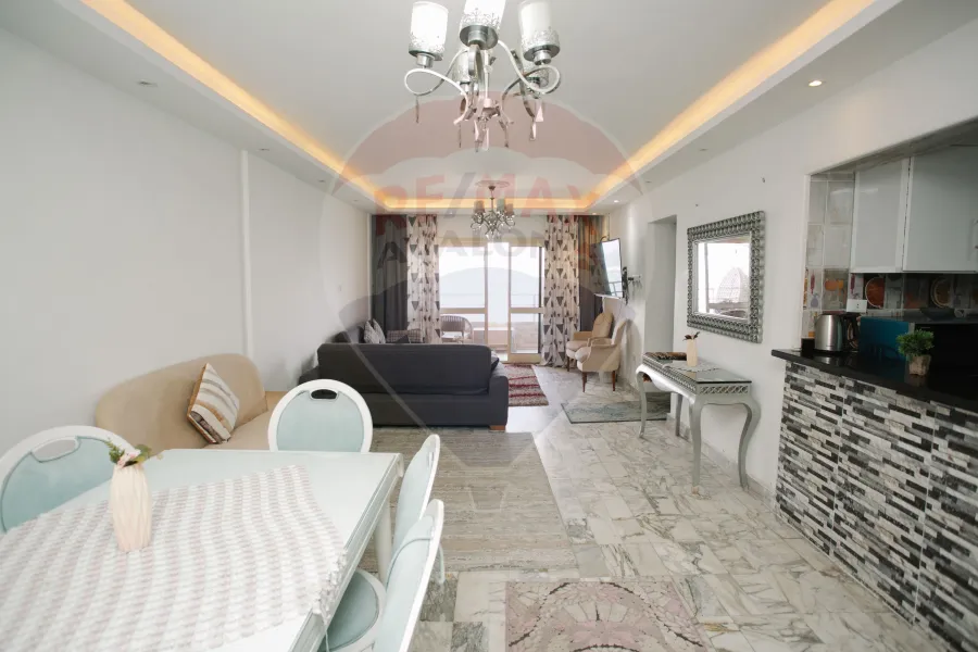 شقة للبيع 130 م لوران (علي البحر مباشرة)