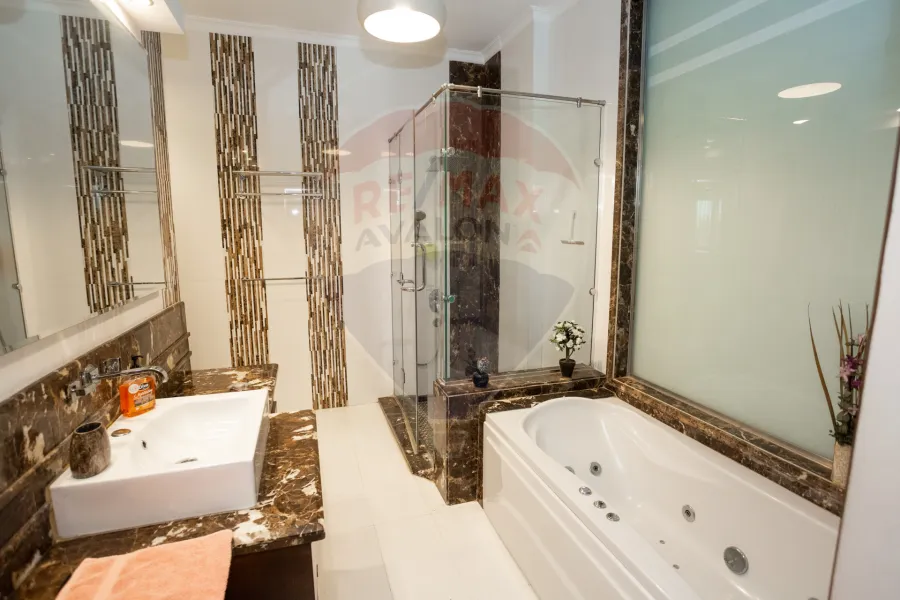 شقة للبيع 305 م كفر عبده (بجوار British Council) -