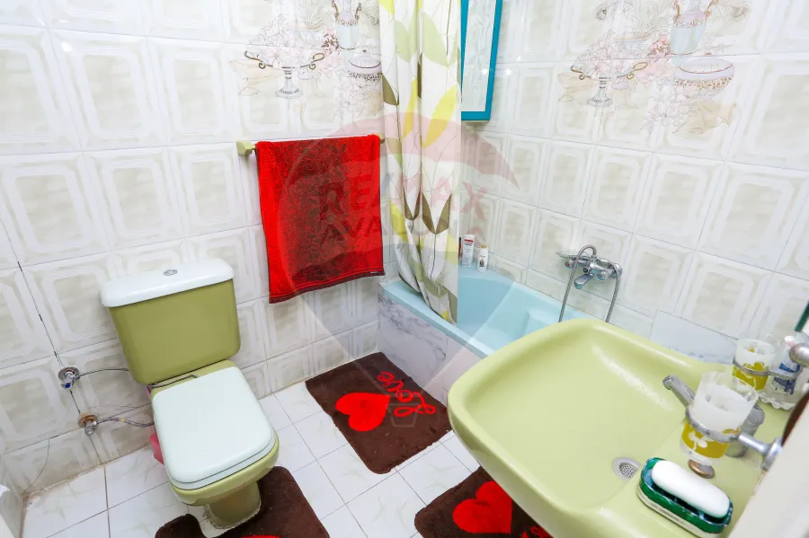 شقة للبيع 140 م رشدي (علي الترام مباشرة)