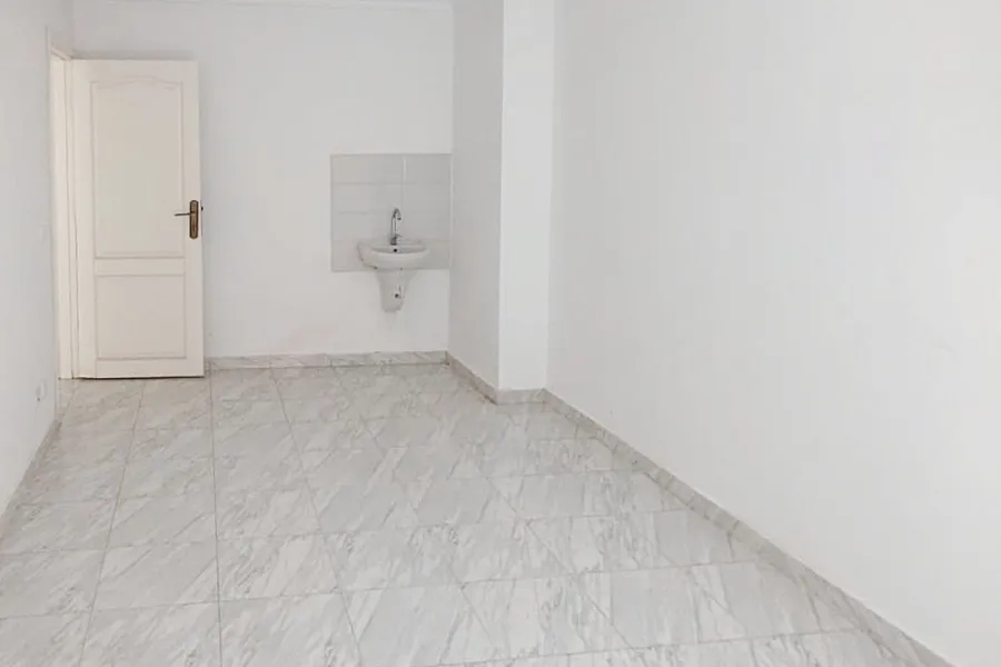 شقة للبيع 80م سيدي جابر الشيخ (علي الترام مباشرة) تصلح عيادة