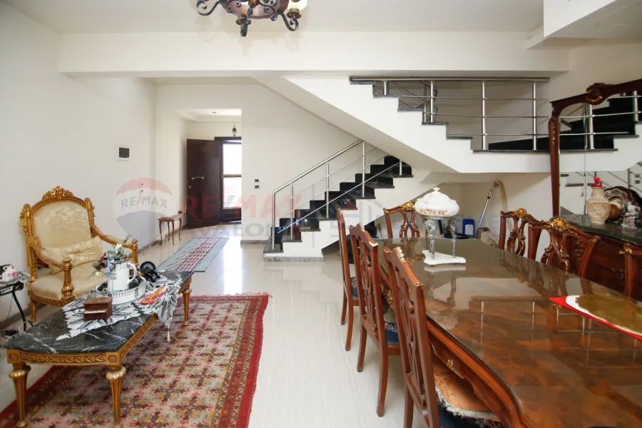 فيلا للبيع 420 م الساحل الشمالى (كومباوند سيدرا)  - صف أول على حمام السباحة