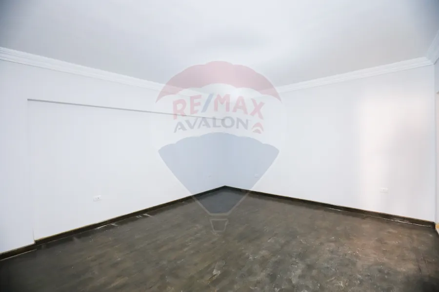 شقة للبيع 250 م رشدي (ش ابراهيم حلمي)